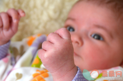 人,婴儿服装,可爱的,0到11个月,向上看_495680513_Baby girl discovering hands_创意图片_Getty Images China