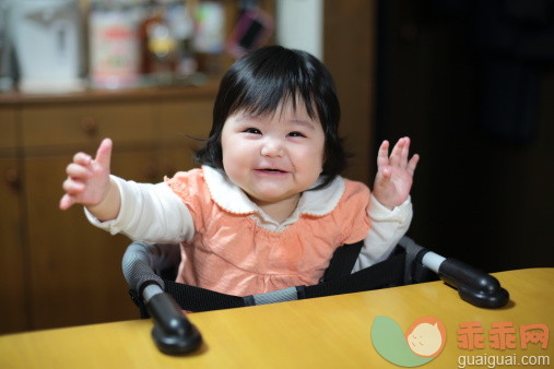 人,婴儿服装,住宅内部,椅子,桌子_162583662_Laughing baby with hands up_创意图片_Getty Images China
