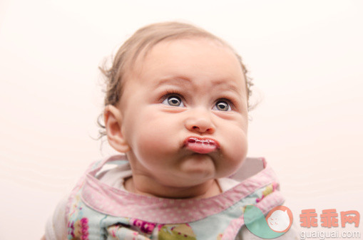 人,婴儿服装,影棚拍摄,室内,淡褐色眼睛_155312735_Baby Girl_创意图片_Getty Images China