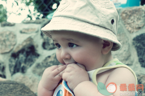 人,休闲装,婴儿服装,帽子,户外_142332592_Baby boy wearing hat_创意图片_Getty Images China