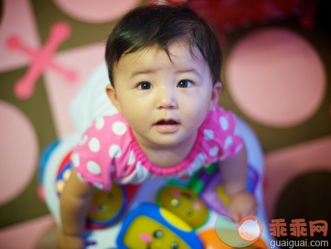 摄影,人,婴儿服装,桌子,玩具_129276639_Baby girl standing and looking straight up_创意图片_Getty Images China