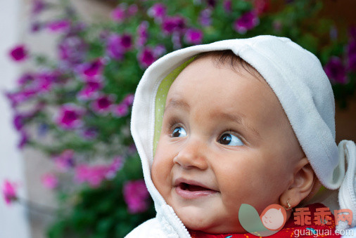 人,婴儿服装,户外,满意,白人_145130346_Bokeh_创意图片_Getty Images China