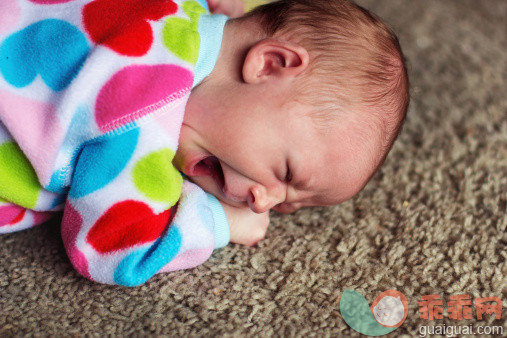 人,婴儿服装,小毯子,室内,白人_484844371_Sleepy_创意图片_Getty Images China