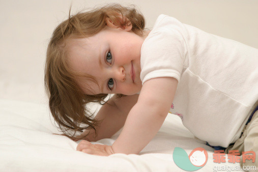 人,衣服,婴儿服装,12到17个月,室内_497337673_Female toddler, portrait_创意图片_Getty Images China