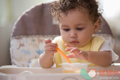 人,饮食,生活方式,室内,汤匙_138307833_Mixed race baby girl feeding herself_创意图片_Getty Images China