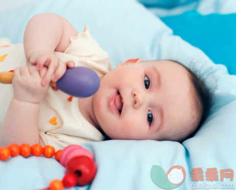 人,床,玩具,2到5个月,室内_501847723_Baby Boy Lying in Bed, Munich, Bavaria, Germany, Europe_创意图片_Getty Images China