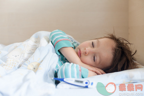 人,床,药,健康保健,白人_520417667_Sick child boy lying in bed with a fever, resting_创意图片_Getty Images China