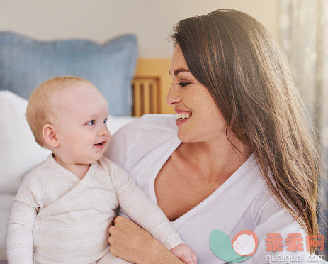 人,休闲装,婴儿服装,住宅内部,床_479612970_Smiling for mommy_创意图片_Getty Images China