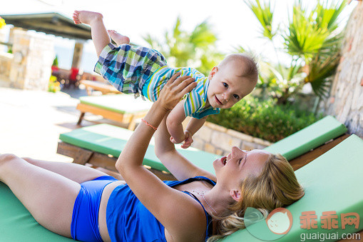 人,生活方式,度假,户外,沙滩椅_481629040_Playful mother and toddler having fun on deck chair._创意图片_Getty Images China