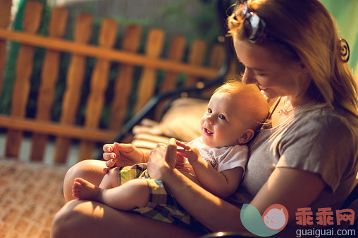 门廊,人,生活方式,户外,白人_481207658_Smiling mother relaxing with her small son outdoors._创意图片_Getty Images China