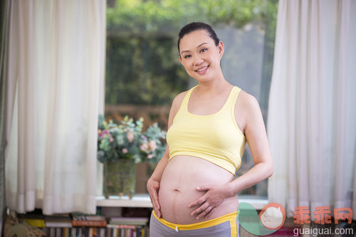 怀孕,母亲,爱的,住房,微笑_287a2fa19_孕妇的休闲生活_创意图片_Getty Images China