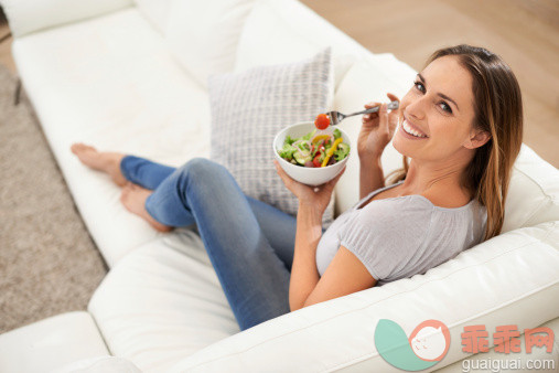 人,饮食,休闲装,食品,住宅内部_505699115_It's not a diet it's called healthy eating_创意图片_Getty Images China