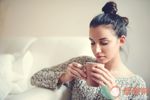 人,饮料,住宅内部,毛衣,生活方式_523212047_young brunette woman in home interior._创意图片_Getty Images China