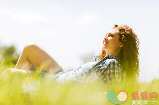 人,生活方式,自然,户外,白人_479164736_Woman relaxing in nature during spring day and day dreaming._创意图片_Getty Images China