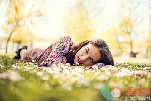 人,生活方式,自然,户外,白人_479877200_Young smiling woman day dreaming in grass during spring day._创意图片_Getty Images China