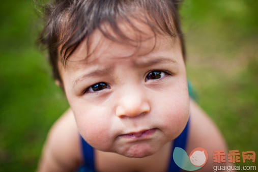 人,12到17个月,户外,褐色眼睛,棕色头发_486545533_9 month old girl staring up at camera_创意图片_Getty Images China