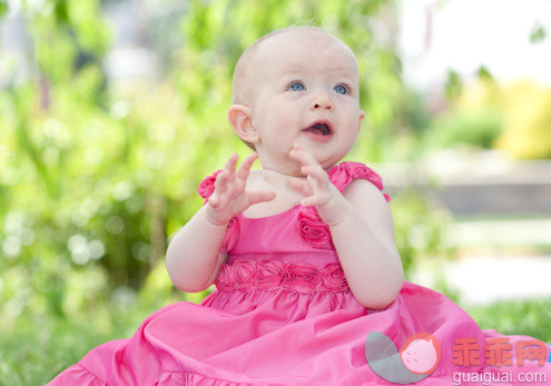 人,休闲装,婴儿服装,户外,快乐_157589857_Baby sitting outdoors._创意图片_Getty Images China