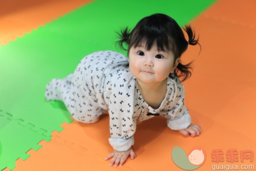 人,婴儿服装,地毯,连衣裙,室内_162584220_Baby with pigtails_创意图片_Getty Images China