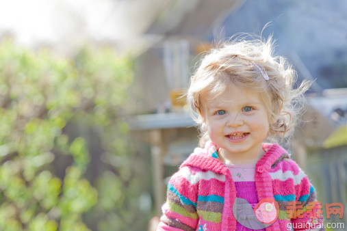 人,12到17个月,户外,快乐,金色头发_156641858_Young girl outdoors smiling_创意图片_Getty Images China