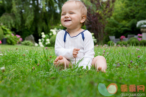 人,户外,田园风光,满意,白人_521981431_Portrait of baby girl sitting on lawn laughing_创意图片_Getty Images China