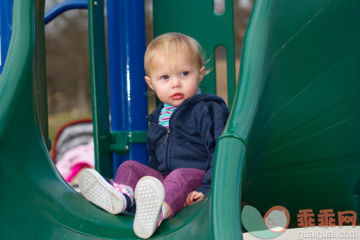 人,婴儿服装,户外,茄克,金色头发_143189677_Small girl in playground_创意图片_Getty Images China