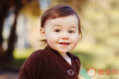 人,婴儿服装,毛衣,户外,褐色眼睛_141310219_Portrait of boy smiling_创意图片_Getty Images China