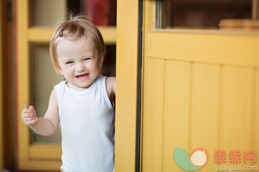 人,婴儿服装,室内,快乐,金色头发_478947687_Happy Baby standing in Balcony Door, holding Key_创意图片_Getty Images China