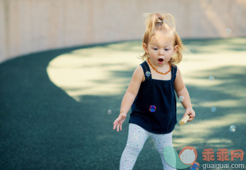 人,休闲装,婴儿服装,四分之三身长,户外_509816023_Amazing Bubbles - Toddler Girl_创意图片_Getty Images China