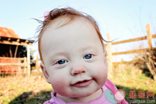 人,婴儿服装,户外,房屋,农舍_155056371_Close Up Baby on a Farm_创意图片_Getty Images China