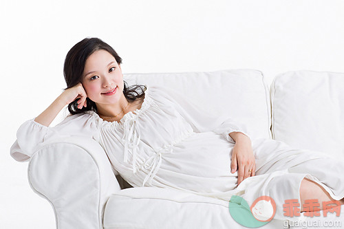 怀孕,沙发,怀孕的,肚子,人生大事_159af74ec_孕妇躺在沙发上休息_创意图片_Getty Images China