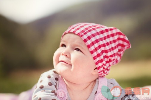 人,婴儿服装,户外,白人,微笑_509265231_Babygirl with scarf_创意图片_Getty Images China