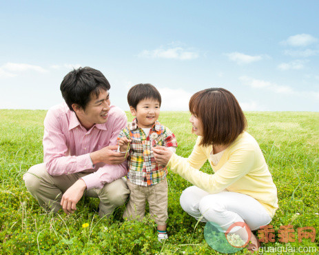 人,休闲装,户外,30岁到34岁,深情的_505316765_Family With One Child_创意图片_Getty Images China