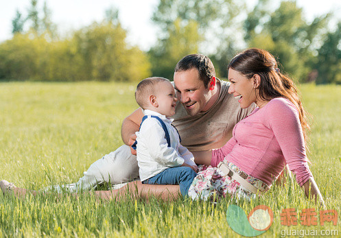 人,沟通,生活方式,自然,户外_476010900_Loving parents communicating with their little boy outdoors._创意图片_Getty Images China