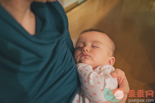 人,室内,手,拿着,母亲_530609833_Baby sleeping in mother's arms_创意图片_Getty Images China