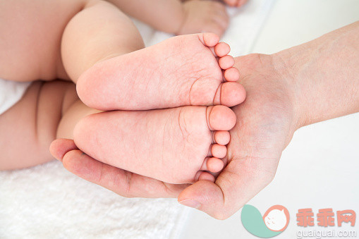 人,影棚拍摄,室内,手,足_558970975_Close-up of human hand holding babys feet,_创意图片_Getty Images China