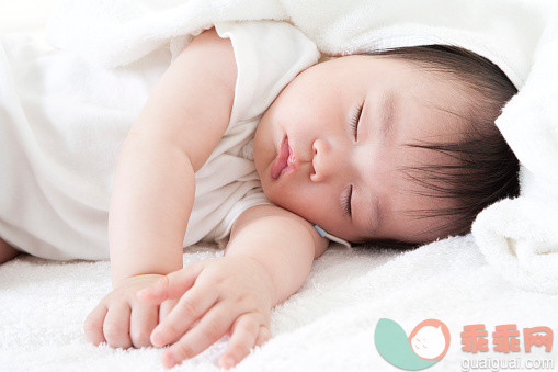 人,影棚拍摄,室内,赤脚,躺_558971201_Baby boy lying and sleeping,_创意图片_Getty Images China
