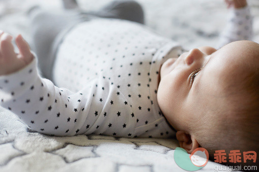 人,婴儿服装,2到5个月,室内,白人_564949541_Baby lying down_创意图片_Getty Images China