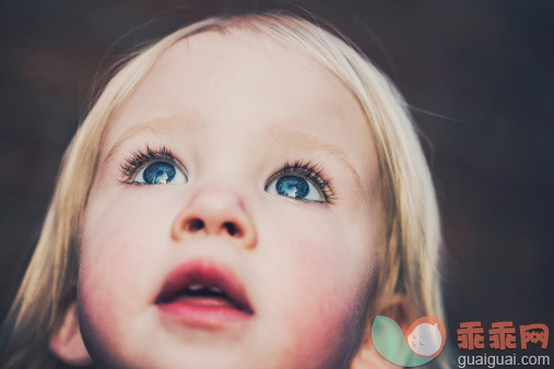 人,12到17个月,室内,人的脸部,蓝色眼睛_167951612_Portait of a little girl looking up_创意图片_Getty Images China