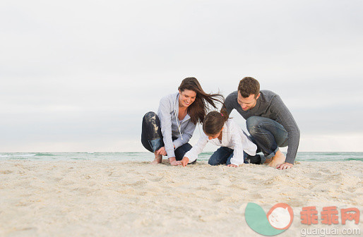 人,自然,度假,旅游目的地,户外_565882395_Caucasian family drawing in sand on beach_创意图片_Getty Images China