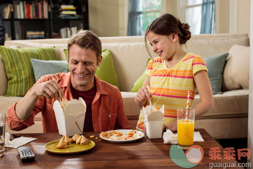 家庭,摄影,人,饮食,饮料_508507947_A father and daughter eating chinese food_创意图片_Getty Images China