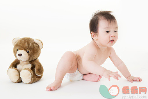 人,影棚拍摄,室内,赤脚,坐_558971339_Baby boy sitting and looking away,_创意图片_Getty Images China