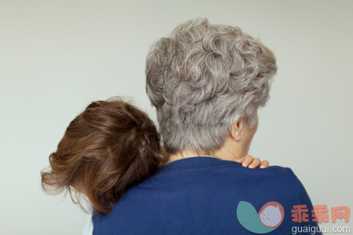 人,休闲装,室内,65到69岁,短发_169938551_Small boy hugging his grandmother_创意图片_Getty Images China