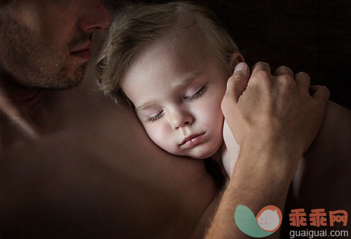 人,金色头发,拥抱,父亲,儿子_555278889_Boy sleeping on father's chest_创意图片_Getty Images China