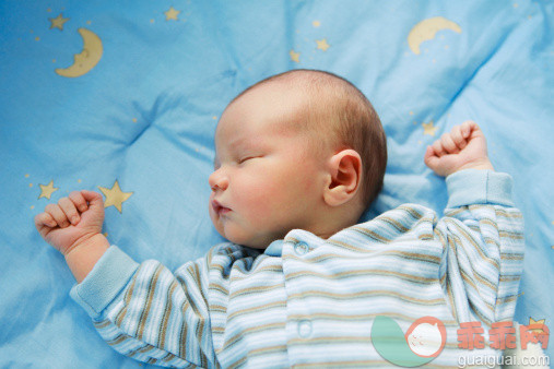 人,生活方式,室内,躺,毯子_145067455_Baby sleeping on comforter_创意图片_Getty Images China