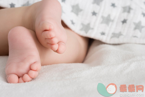 人,床,2到5个月,室内,腰部以下_482142657_Close up of Hispanic baby boy's feet_创意图片_Getty Images China