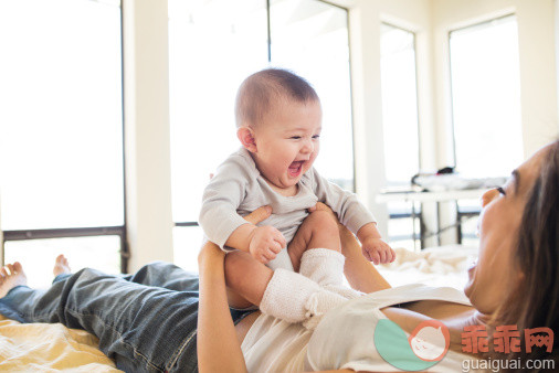 人,床,生活方式,2到5个月,室内_487686033_Mother playing with baby girl on bed_创意图片_Getty Images China