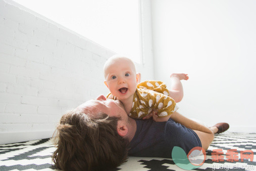 人,2到5个月,室内,30岁到34岁,快乐_492647991_Father playing with baby son (2-5 months)_创意图片_Getty Images China