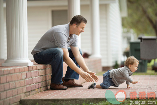 人,生活方式,12到17个月,户外,25岁到29岁_164148259_Father Looking At Baby Boy Playing_创意图片_Getty Images China