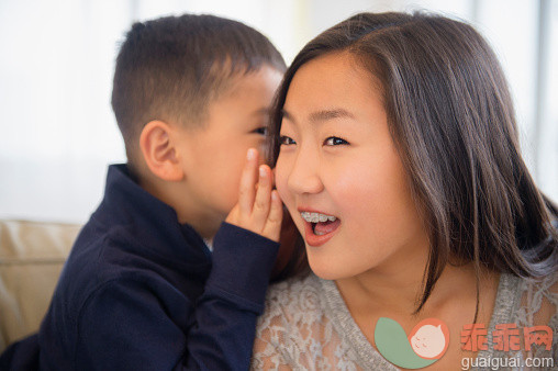 人,生活方式,室内,棕色头发,说话_557473301_Asian boy whispering in ear of sister_创意图片_Getty Images China