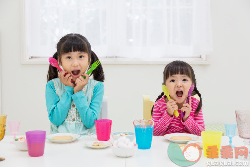 人,饮食,休闲装,窗帘,餐具_511594495_Two Girls In Front Of Dining Table_创意图片_Getty Images China
